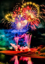祭りの締めくくりの花火が夜空を照らす