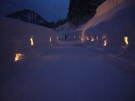 40メートルにわたる雪壁に明かりが灯る