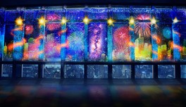 メインデッキからの夜景を背景に、情緒あふれる日本の夏の原風景を楽しめる