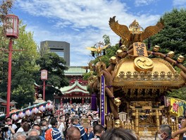 子どもたちが神輿を担ぐ子供神輿連合渡御