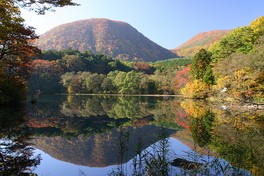 鏡のような水面には赤く染まった山々が映る