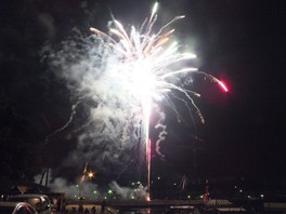 祭りの最後に1000発の花火が港町を照らす