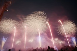 夜空を鮮やかに染める連続花火