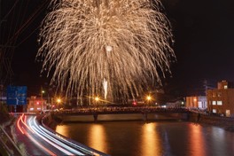 水面と夜空を花火が彩る