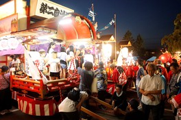 山車や祭り囃子が村内を練り歩く※画像は2023年のもの