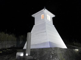 日本最古の木造灯台がライトアップされ暗闇に浮かび上がる