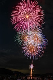 暗闇一面を照らし出す豪快な花火は必見