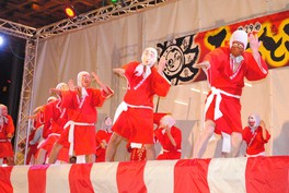 さまざまな表情の面が笑いを誘う