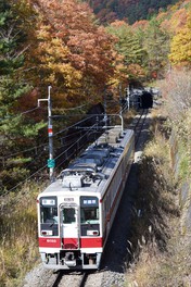 列車の外には鮮やかな景色が広がる