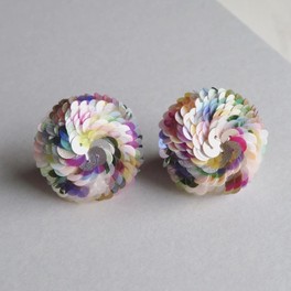 アクセサリーやバッグなどのファッションアイテムをはじめ、インテリア、キッチン、アート、器など多彩なジャンルの作品が並ぶ