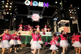 華やか衣装で笑顔あふれる踊り手たち