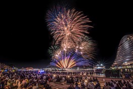 神戸の夜景と花火のコラボレーションを楽しめる