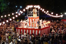 たくさんの人でにぎわう盆踊り