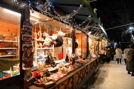 クリスマス雑貨などを販売する屋台がずらりと並ぶ
