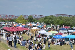 公園内に約100ブースが集まる
