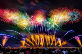 華麗なワイドスターマインが夜空を彩る