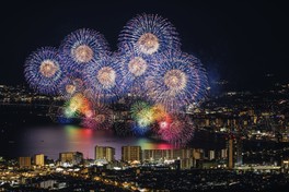 湖上を覆う大輪の花火が夜景に映える