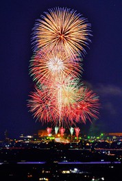 壬生川内港付近で約6000発の花火が切れ目なく打ちあがる