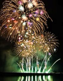 壬生川内港付近で約6000発の花火が切れ目なく打ちあがる