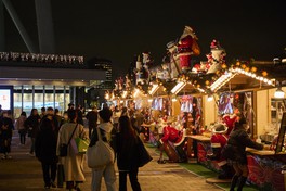 暖かい光をまとった豪華なデコレーションのヒュッテ(ヨーロッパ式小屋)が並ぶクリスマスマーケット