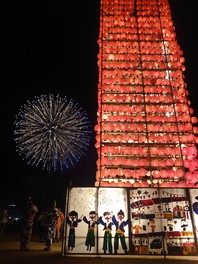 平成14年から菊川夏まつり花火大会に合わせ、大型提灯山笠が設置され、まつりを盛り上げる