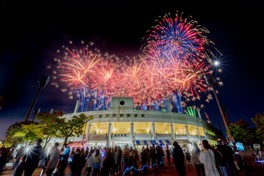 秋の夜空を彩る豪華な花火、壮大なスケールで繰り広げられる圧巻のショー