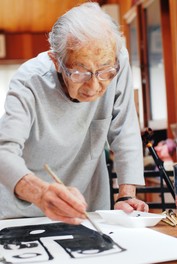 作品を制作中の柚木沙弥郎