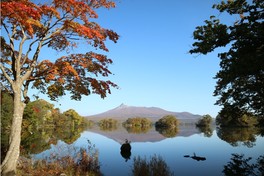 西大島から望む大沼湖、紅葉と湖の絶景が広がる