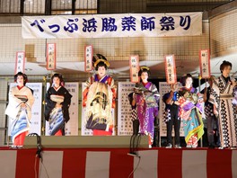 色鮮やかな着物や法被を身にまとう花魁道中