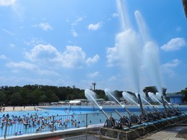 軽快な音楽に合わせて、11基のウォーターキャノン砲から水が噴射されるスプラッシュイベント「ウォーターイリュージョン」