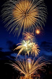 夜空を彩る約3000発の花火が田瀬湖を照らす