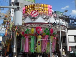 吹き流しやはりぼて飾りなどの七夕飾りが商店街を彩る