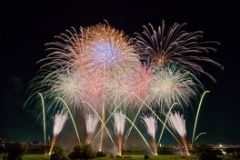 日本全国の花火競技会で優秀な成績をおさめた花火師による「芸術玉」も美しい