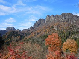 鋭くとがった峰を美しく彩る紅葉