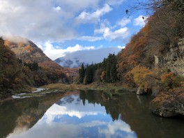 奇岩、絶壁と紅葉の圧巻のコラボ