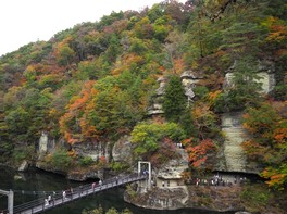 奇岩、絶壁と紅葉の圧巻のコラボ