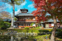 池を中心に広がる庭園に、赤や黄色に染まった紅葉が彩りを添える