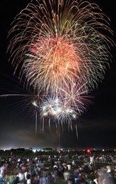 夜空を染める色とりどりの大輪の華