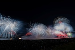 最先端の技術を使用した打ち上げ海上花火が幻想的な空間を演出