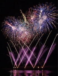 夜空で虹を描く新作花火は必見だ