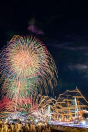 約2000発の花火が夜空を彩る