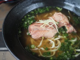 「すーまぬめぇ」ソーキそば1401円
