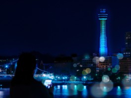 ブルーの明かりが横浜の街を照らす