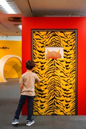 ピンチを遊びで乗り越えるたくさんの仕掛けが楽しめる体験型の展覧会