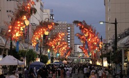 カラフルな飾り付けが夏の夜空を彩る