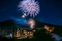色とりどりのイルミネーションと花火が雲仙温泉街一帯を彩る