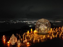 琵琶湖の夜景とキャンドルの明かりを同時に楽しめる。