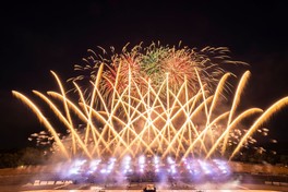 黄金色の光が夜空を彩るドローン＆花火