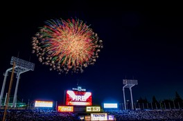 野球とともに、夏の夜空に打ち上がる花火を楽しめる