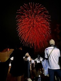 フィナーレを飾るスターマインが打ち上がるさまは必見